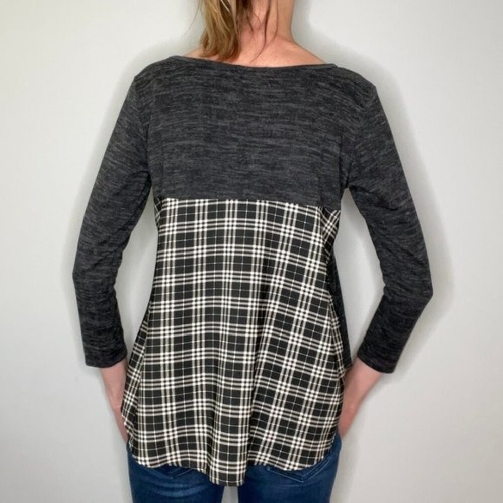 Women's Le Lis Charcoal Knit Blouse Plaid Back High Low Top Medium